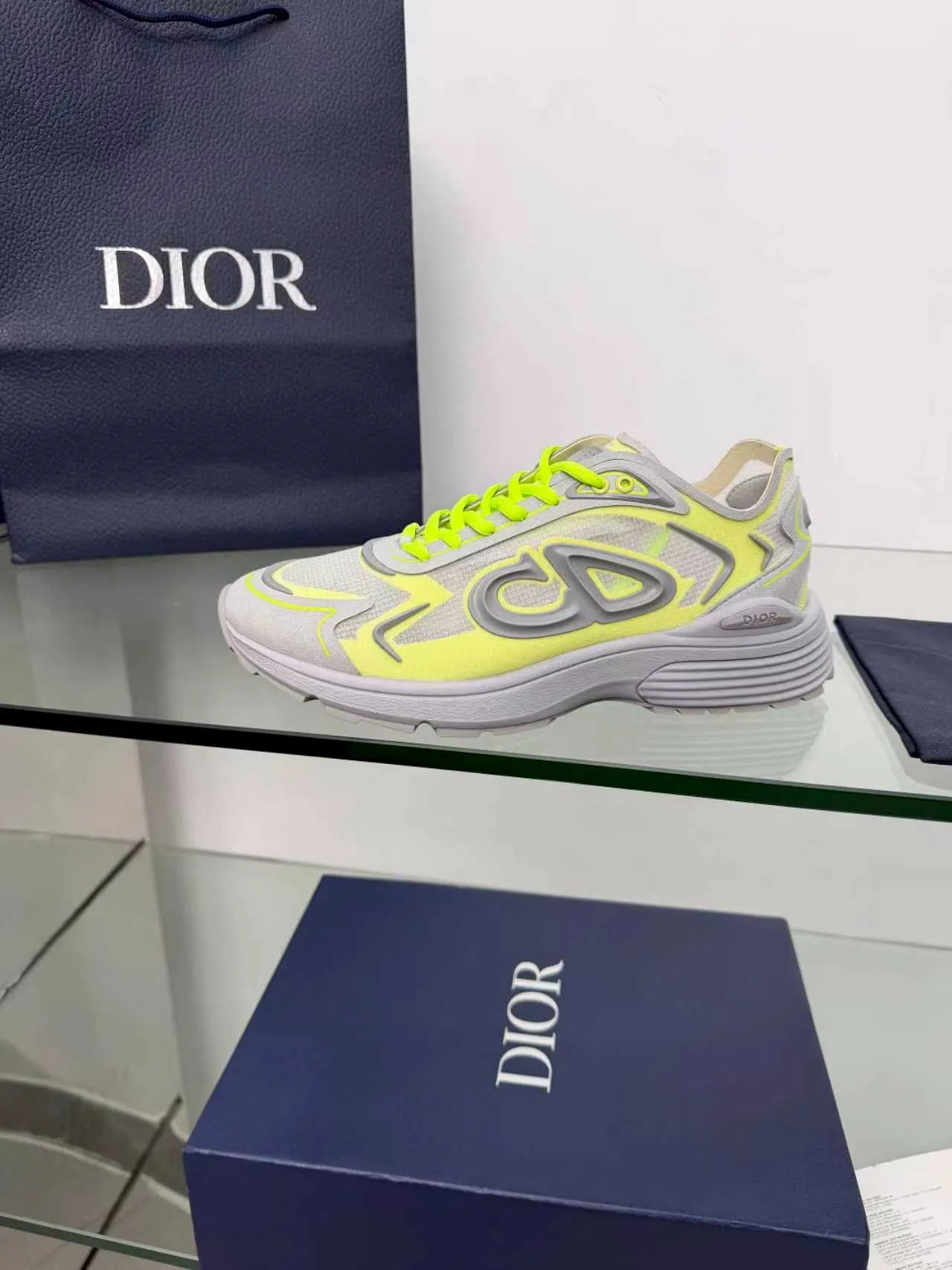 Men's men's shoes P560! DIOR#B30 COUNTDOWN TECH shoes 1. Inspired by lighter running shoes this season 2. Made of multi-layer transparent nylon upper, full of futuristic feel 3. CD30 rubber logo on the tongue/heel to highlight the brand style 4. Equipped with ultra-light foam midsole for the ultimate comfortable wearing experience 5. The entire series uses WELDED (seamless bonding) technology to ensure durability and lightness 6. Full-size dopamine color matching, perfect choice for couples shoes😜